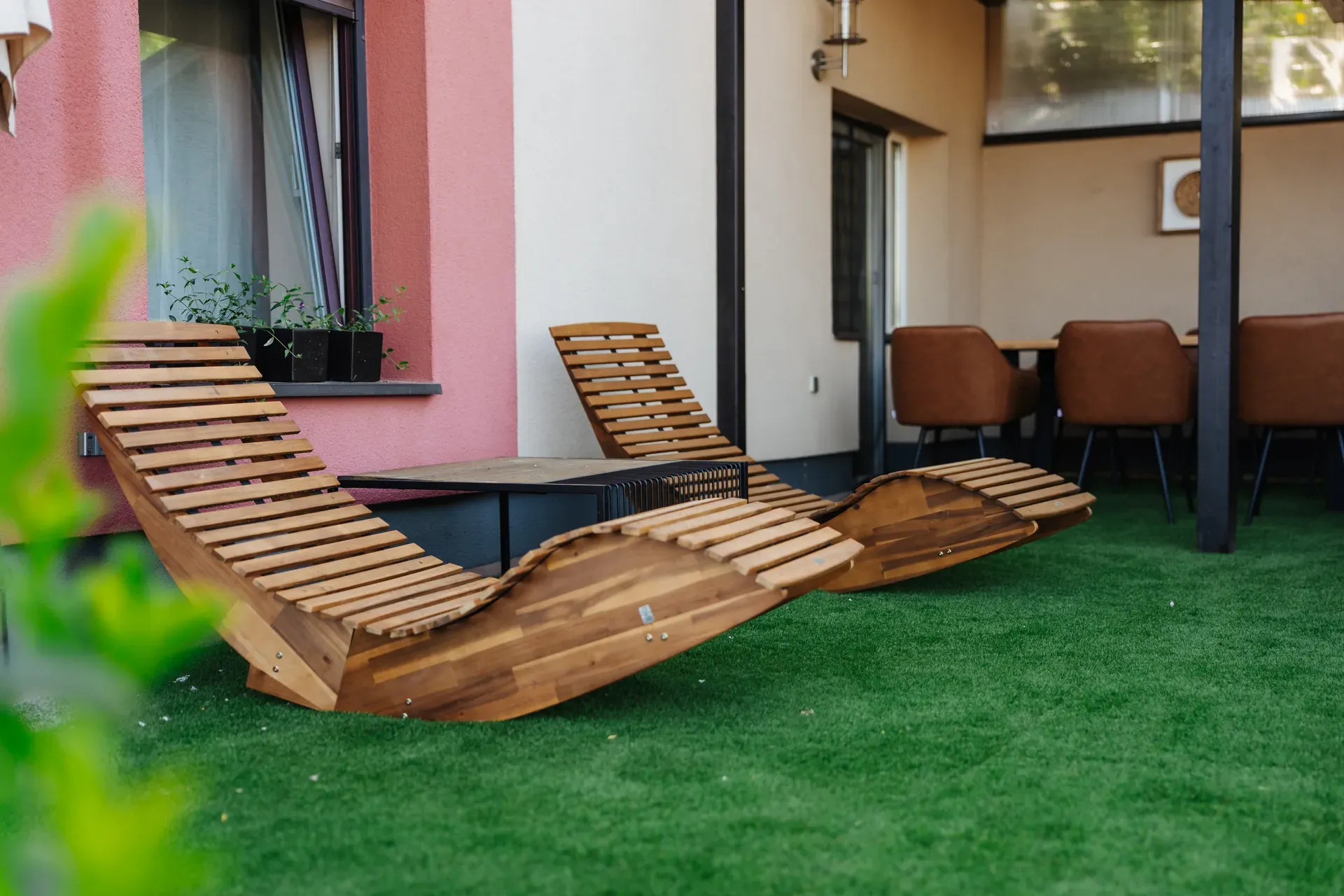 Apartment Cara – Wohnraum mit Kamin und Zugang zum Garten