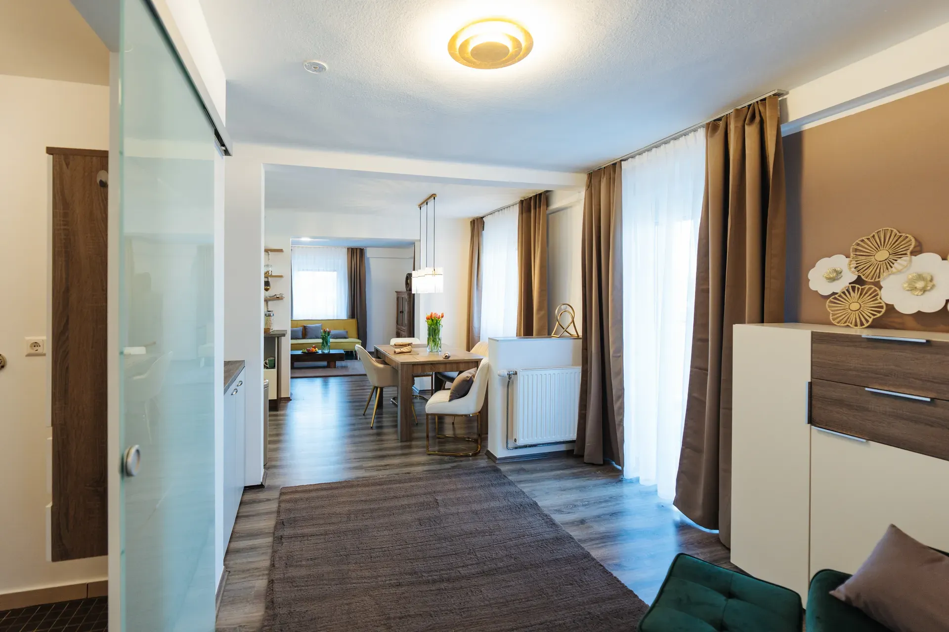 Apartment Ellie – heller Wohnraum mit Blick auf den Faaker See
