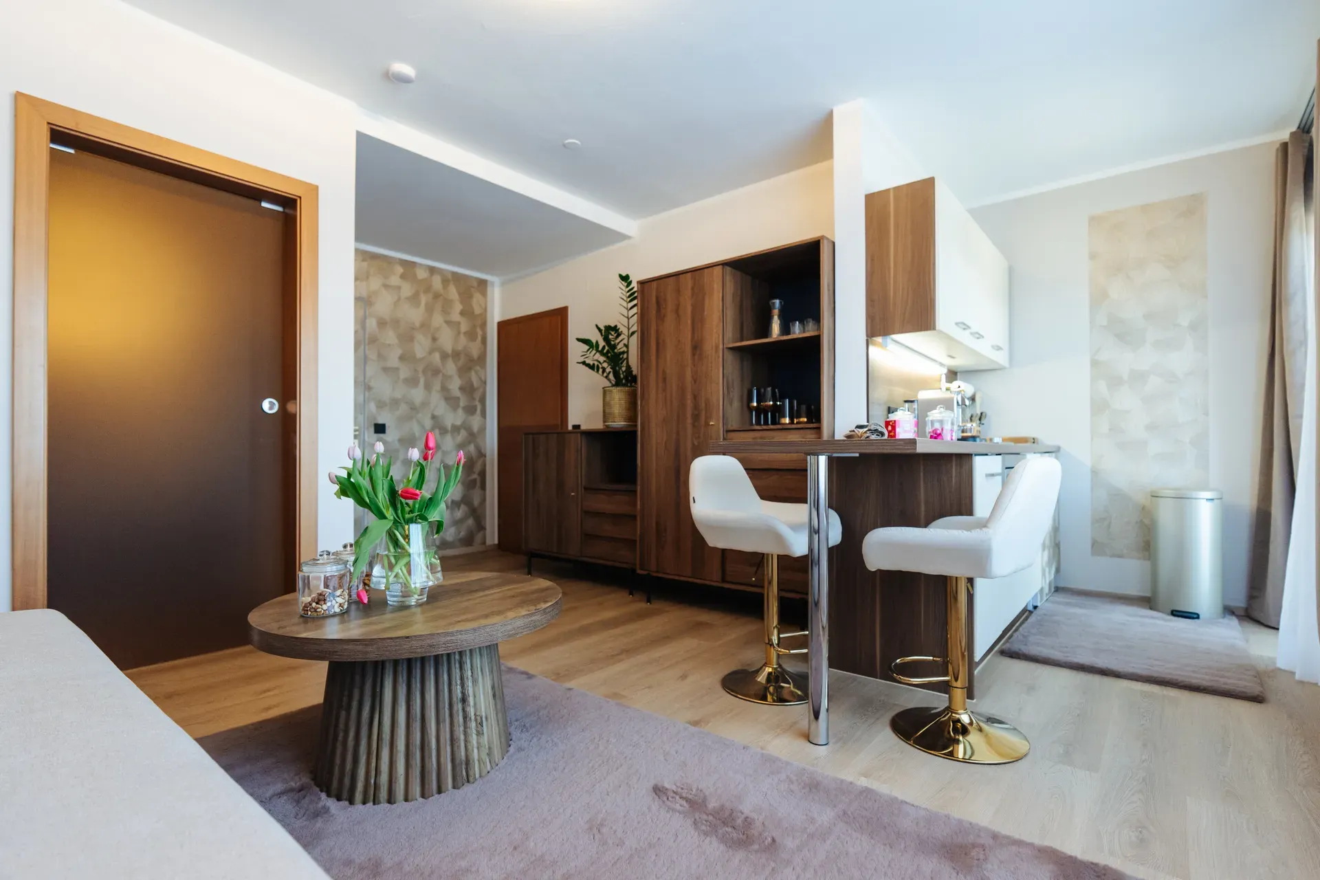 Apartment Rosemarie – heller, weitläufiger Wohnraum mit Seeblick